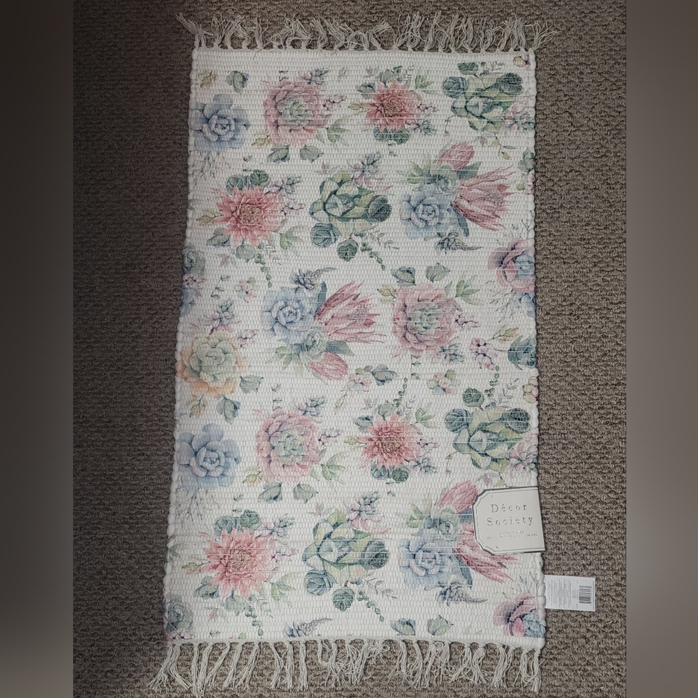 NWT Decor Society Floral Accent Rug